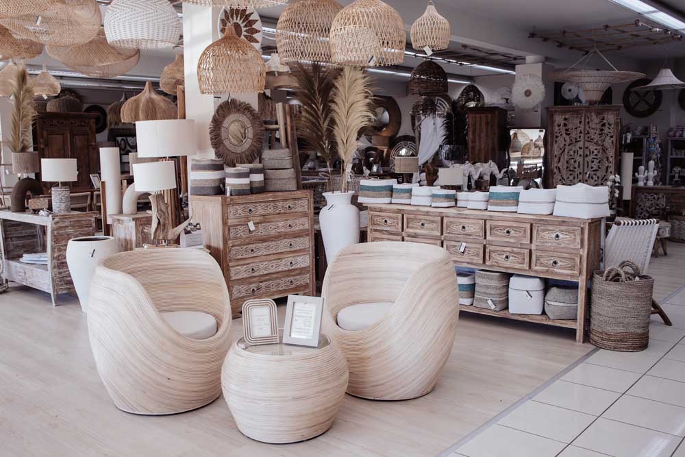 Salon de jardin Nusa Rotin & Console Mémoire de Bois & Commode Tiroirs d’Héritage