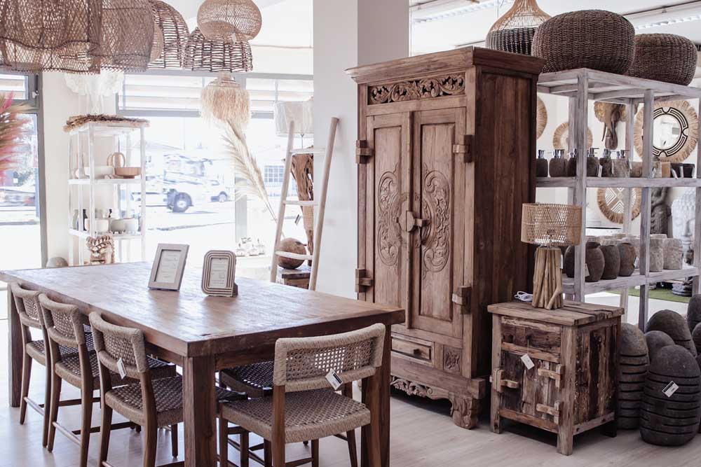 Armoire Java Rustica & Table de chevet Rustica & Lampe bois de café Récolte Lumineuse